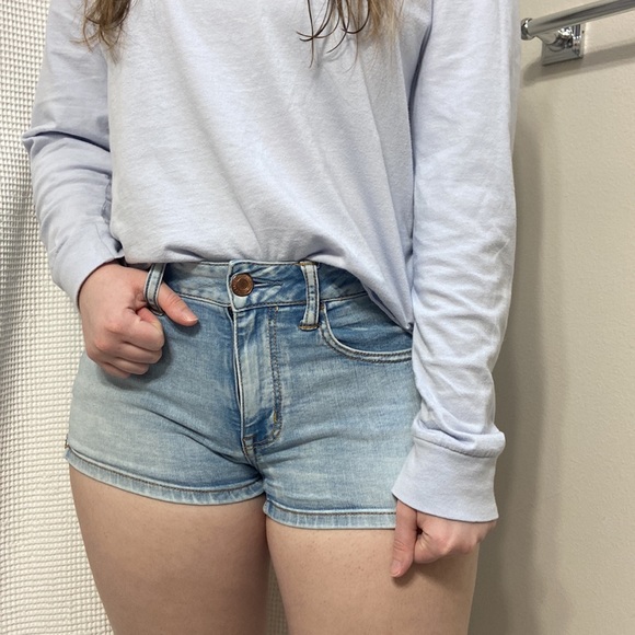 American Eagle Outfitters Pants - Women’s American Eagle light wash hi-rise shortie jean shorts. Size 4.